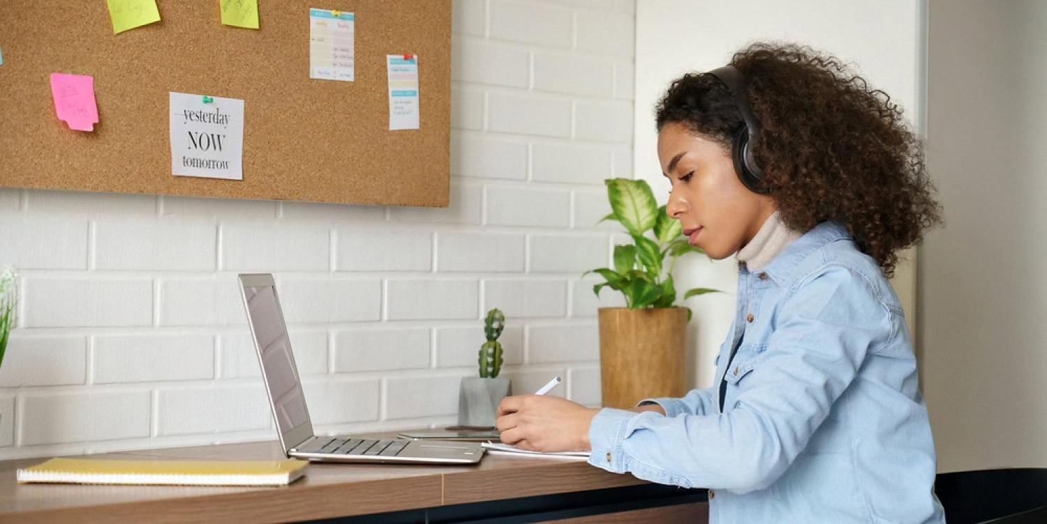 How Does an Online Platform Help You Track Your Learning Progress?